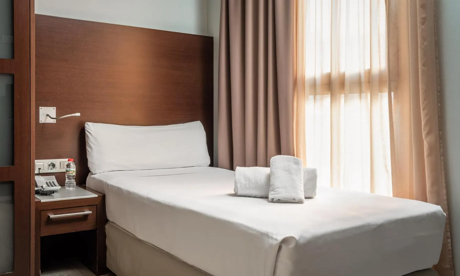 Hotel Madanis Liceo L'Hospitalet de Llobregat 3*,  Spain